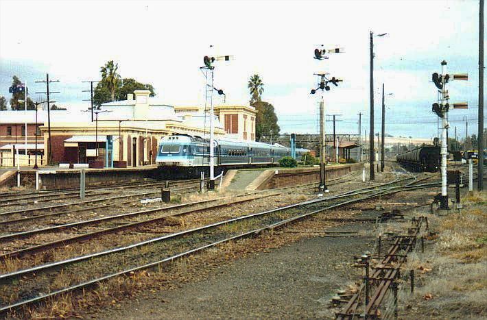 
A southbound XPT has stopped briefly before heading on to Melbourne.
