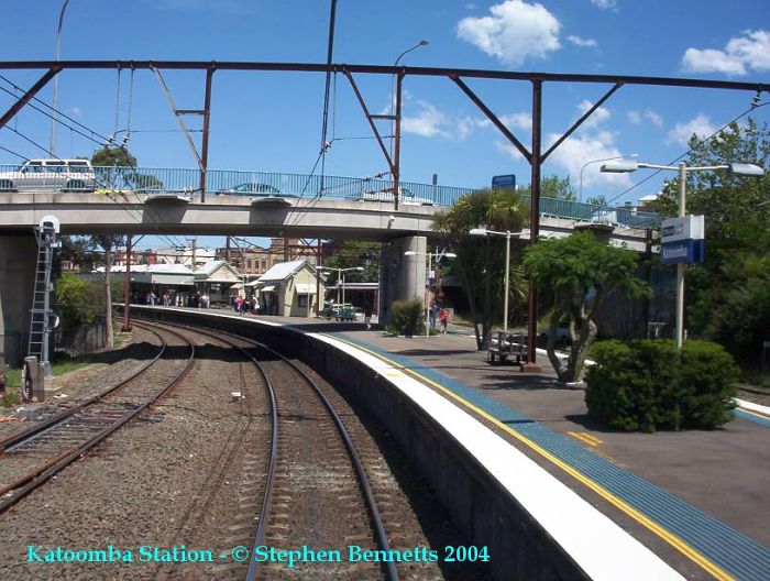 
The view approaching the western end of the platforms at Katoomba from the
front of an Up service from Lithgow. The photo shows cars on Yeoman Bridge
over the station.  The line of the left is the Up Refuge loop, with the
second building along the platform being the signal box.
