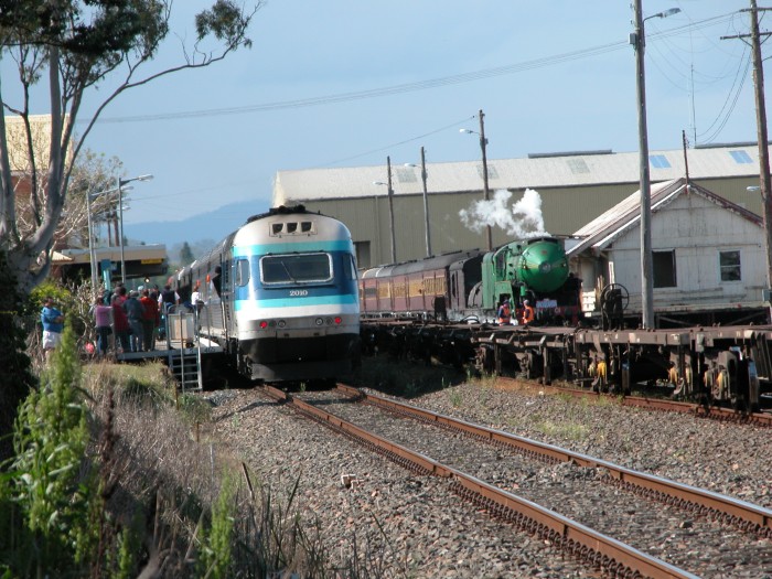 
A rare crossing at Kempsey: Brisbane bound XPT in
platform, south bound superfreighter in loop and 3801 and tour train
waiting in yard siding.
