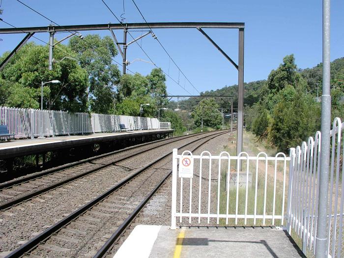 
The view looking south showing the different lengths of the two platforms.
The up platform has room for 4 cars, whereas the down platform has only room
for 2.
