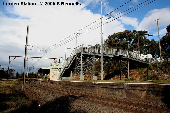 A photo taken looking in an Easterly direction along platform 1 and the Up main. The grassed area to the left of the photo is the approximate location of the long removed Up sidings and refuges, the first of which dated back to 1881-82. These were built to ease delays in the long section of single line track between Springwood and Lawson.