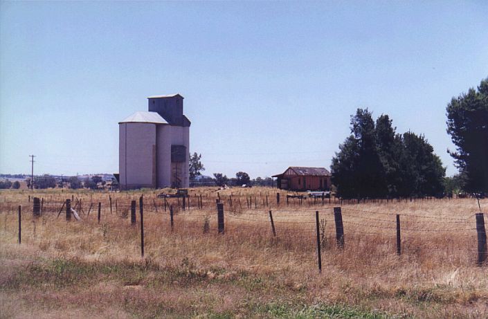 
The station building lies in private property adjacent to a silo.  The
building is substantially preserved although a corrugated iron "wall"
has been erected over part of the station's awning.
