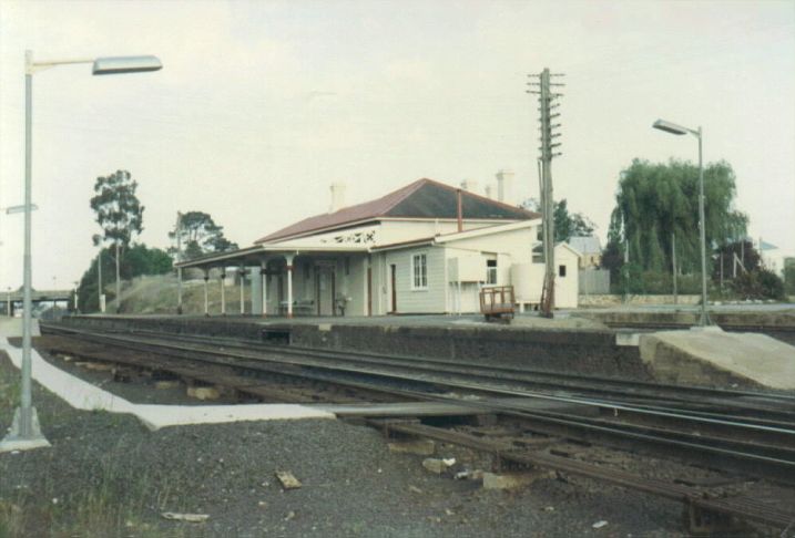 
A view of Marulan station, looking back in the direction of Sydney.  The
dock platform is visible at the right.
