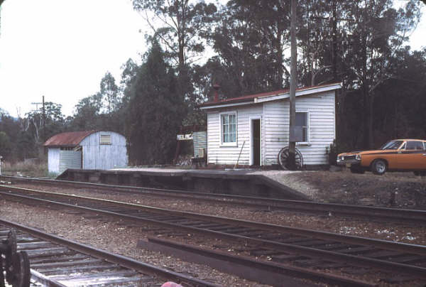 Although the station closed to passengers in 1975 the signal box on the platform was still working in 1981. The view of the station is taken from the Sydney side looking north.