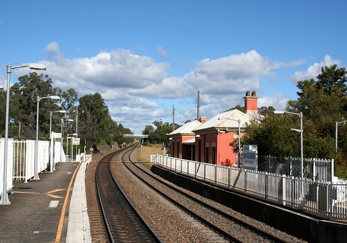 Looking along the platform towards Moss Vale, showing the fenced-off section.