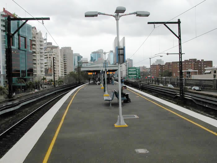 The view looking north along the platform. The cars on the right are heading towards the Harbour Bridge.