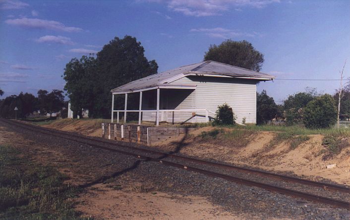 
The abandoned station and platform at Moama.  The station building has
since been demolished.
