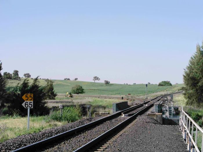 
The junction of the Broken Hill line (left) and former branch line
to Dubbo (right).
