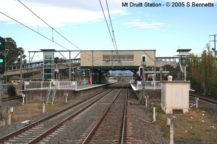 A photo of the Sydney end of Mt Druitt station.
