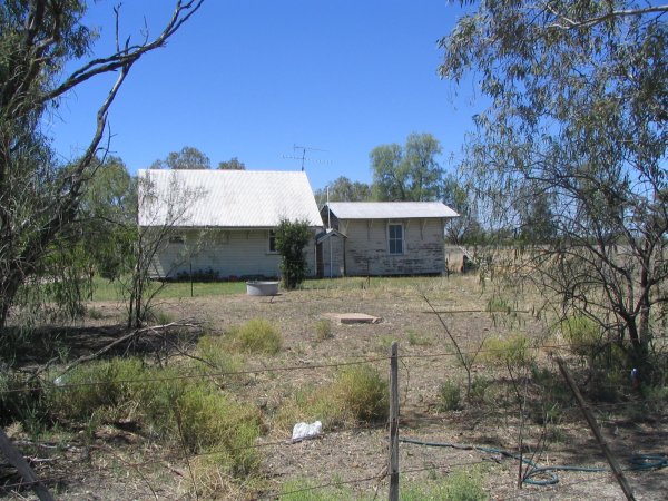 
Beside the disused track and a short distance past Mungindi station are
these buildings which appear to have once been used for railway purposes.
