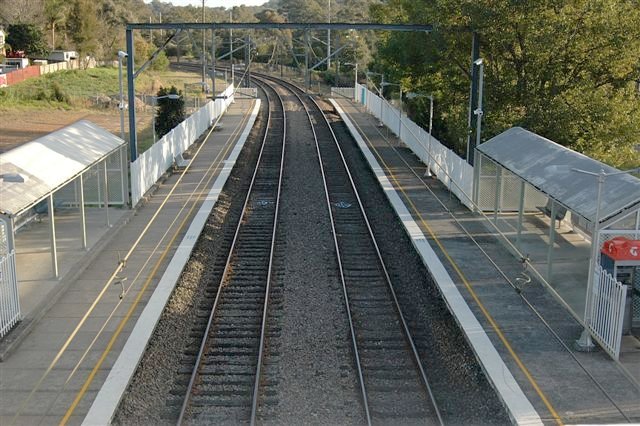 The view looking south along platforms 1 and 2 towards Sydney.