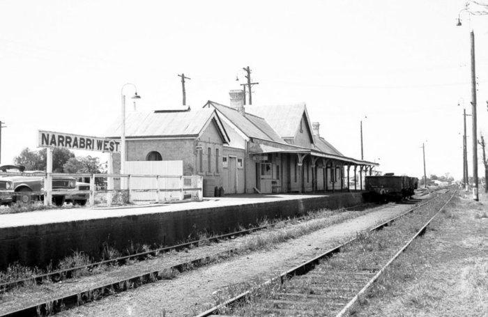The view looking along the station in the direction of Narrabri Junction.