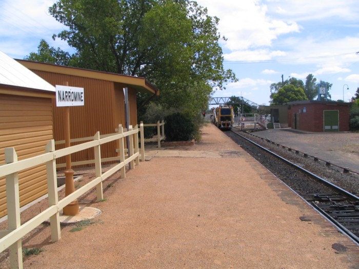 A track maintenance unit enters Narromine station from the west.