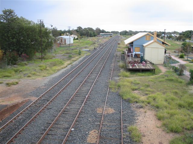 
The view of yard beyond the station, looking west.  The one-time junction
of the Main West and Cobar branch was about 2km further along.
