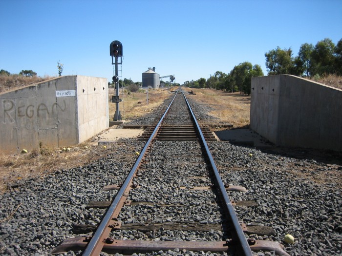 The Main Western line cuts through the town flood levy bank about 1km south of Nyngan station. This view, taken from the Dubbo side looking towards Nyngan, also shows the Nyngan Wheat siding.