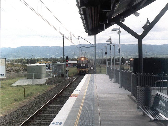 The view looking up the line towards Albion Park Rail.
