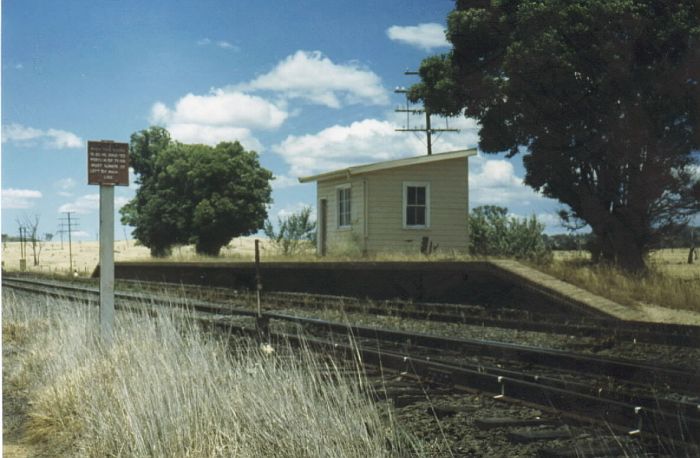 
The unused platform and signal box in 1980.  This view is looking back
towards Sydney.
