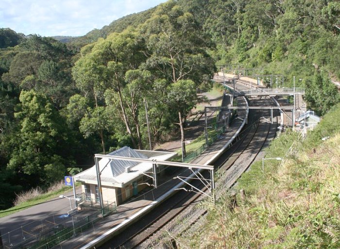 The view looking down to the sharply curved platforms, in the direction of Sydney.