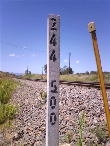 The half-kilometre post at the location of the former staff hut location.