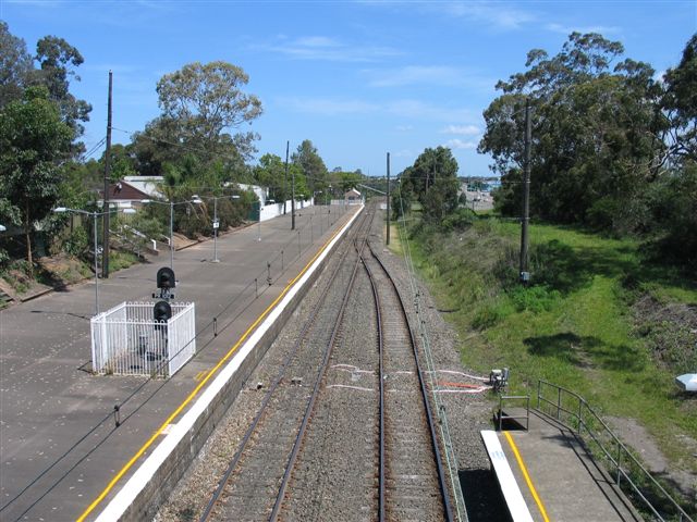 
The view looking south along the platform towards Clyde.  Note the length of
platform 1, and the signals mounted mid-platform.

