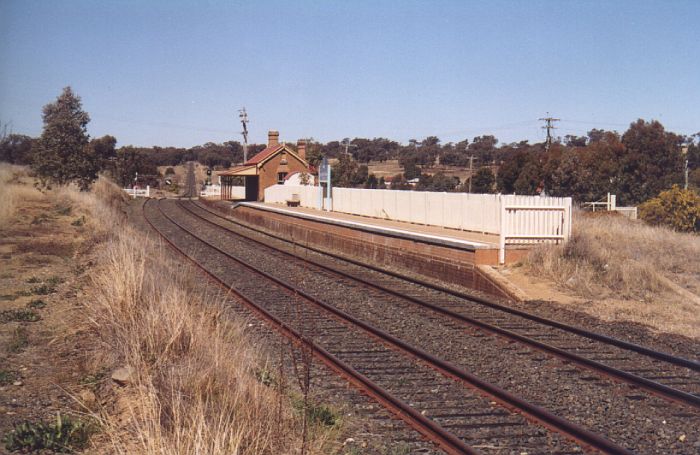 
The view looking up the line towards Sydney.  Note the raised platform
built on top of the original, to bring it up the height of modern
passenger trains.
