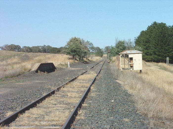 
The view looking south.  The platform on the left served the one-time loop
siding. The derelict hut is the staff hut - all the remains of the station.
