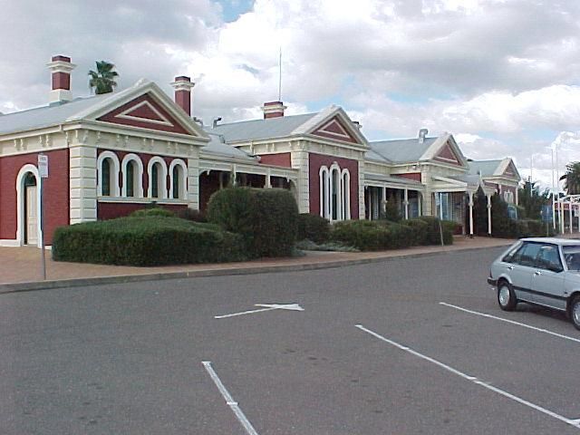 
The view of the very much in-use station at Tamworth, from the
road side.
