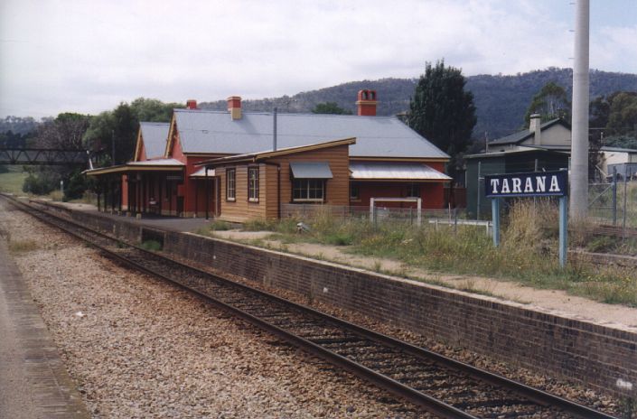 
The view looking towards Sydney.  The structure in the foreground is the
signal box.

