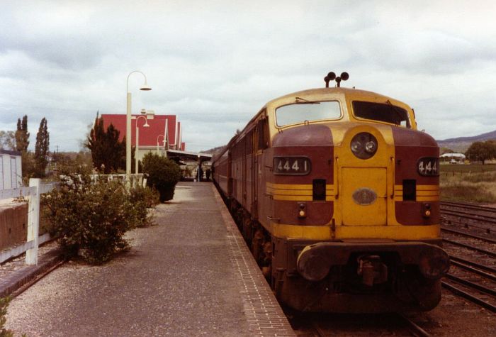 
The North Mail, hauled by 4441 in tuscan livery, has terminated at
Tenterfield before beginning its journey back south.
