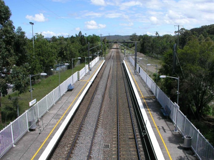 The view looking south along the platforms towards Sydney.