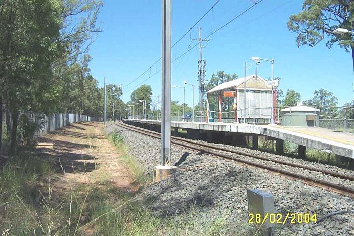 
The simple unattended platform at Vineyard, looking back up the line towards
Sydney.
