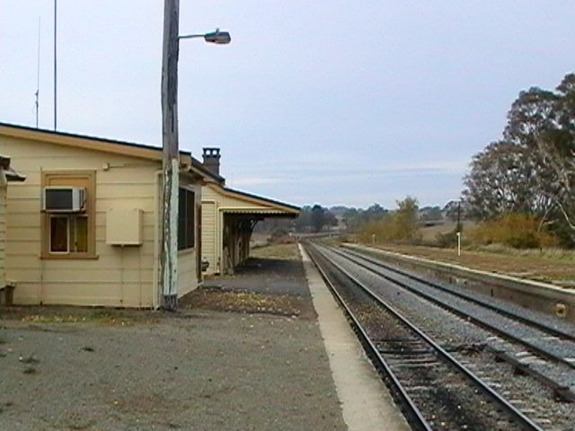 
The view along the platform looking towards Sydney.

