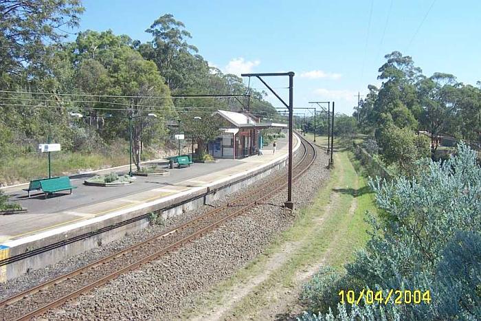 
The view looking along the up platform, in the direciton of Katoomba.
