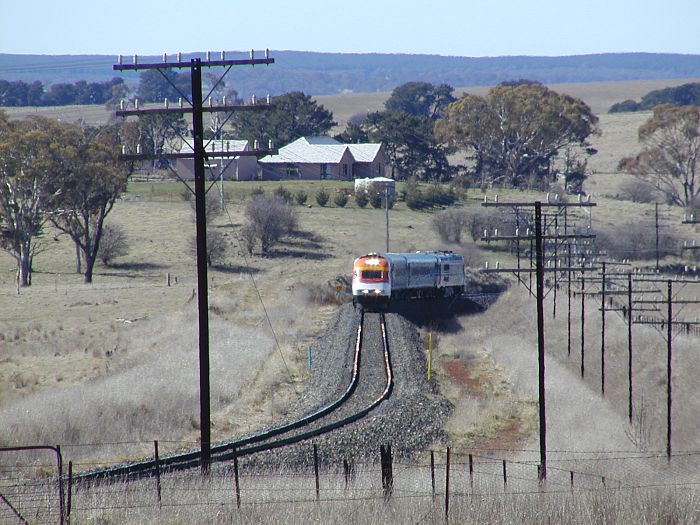 
Westbound XPT travelling west between Blayney and Orange, having just passed
through the location of Wombiana platform.
