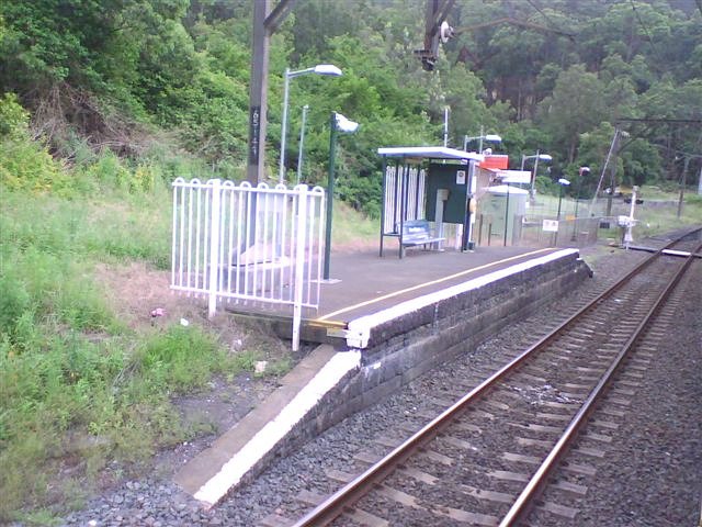 A view of the short down-side platform, with standard Cityrail amenities.