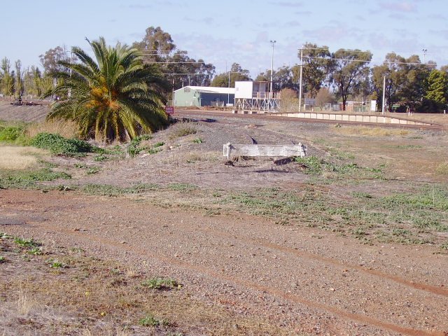 The dead end of the spur to the power station with the Graincorp control room and the loading bank in the distance.