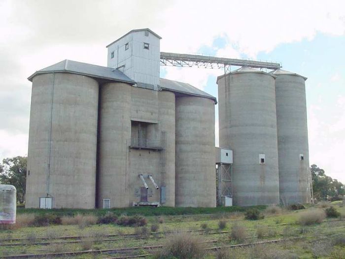 
Yeoval concrete silos, now served by road traffic only.
