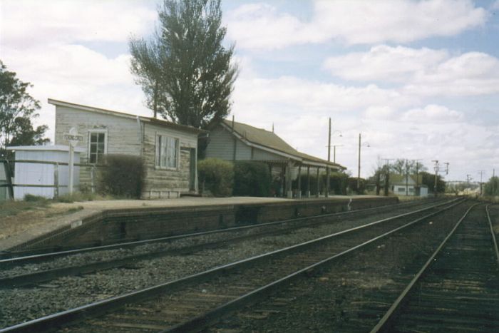 
A relative well worked crossing loop on the single line of the main south
was Yerong Creek shown here with a signal box in need of attention in 1980.
This is the view looking south towards Albury.
